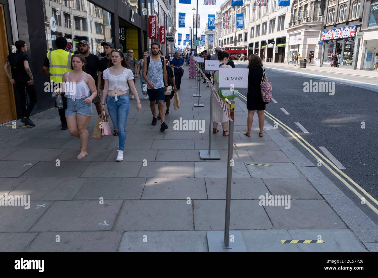 Da einige nicht unbedingt notwendige Geschäfte wieder geöffnet werden, kehren die Käufer in die Oxford Street zurück, während die verschiedenen Einzelhandelsgeschäfte, die am 26. Juni 2020 in London, England, Großbritannien, geöffnet sind, soziale Distanzierungsmaßnahmen ergreifen. Da die Frist für den Juli näher kommt und die Regierung ihre Sperrregeln weiter lockern wird, bleibt das West End ruhig, abgesehen von diesem beliebten Einkaufsviertel, das selbst weit weniger Menschen auf seinen Gehwegen hat als normal. Stockfoto