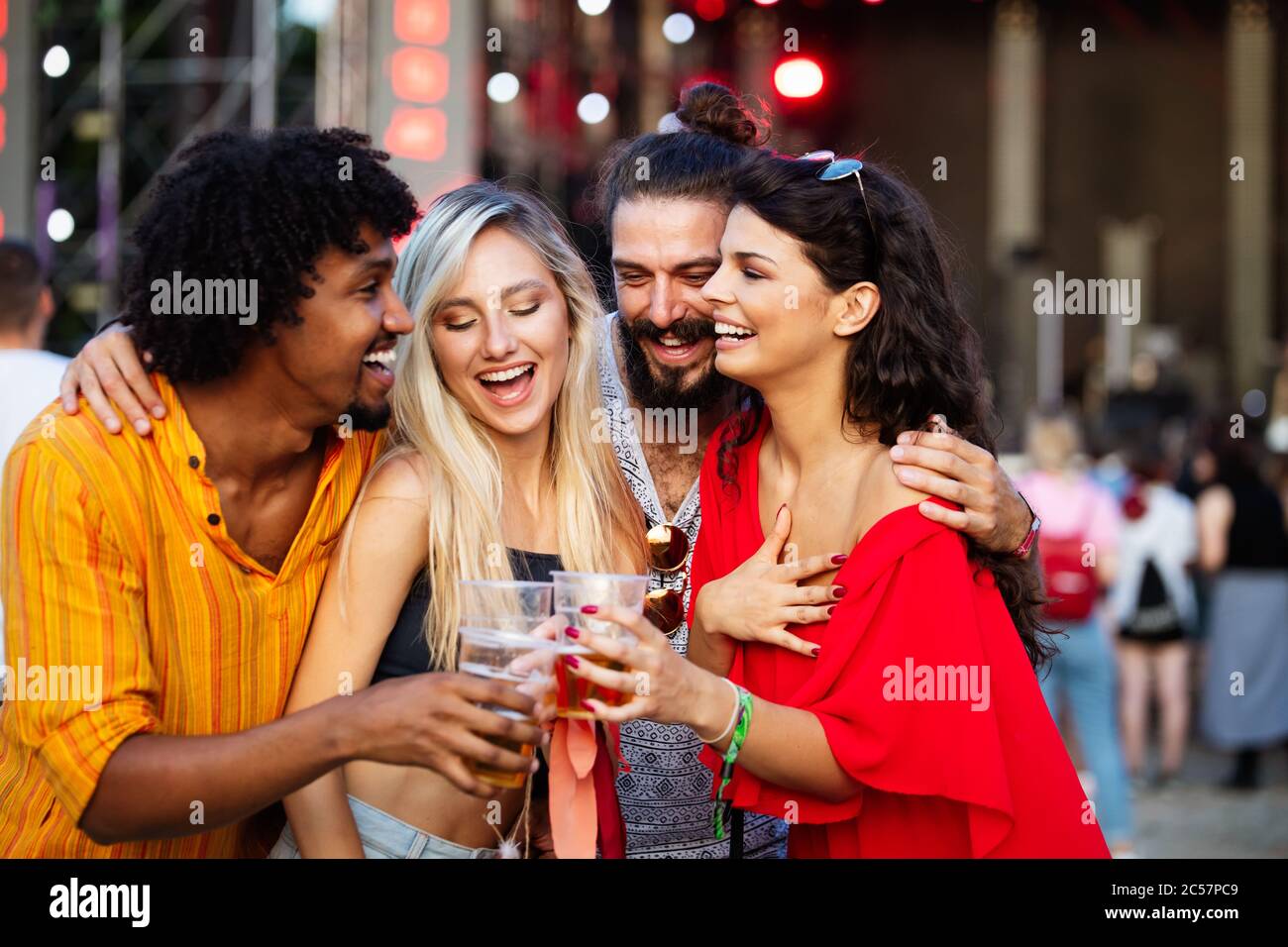 Fröhliche junge Gruppe von Freunden, die im Sommer Festivals besuchen Stockfoto