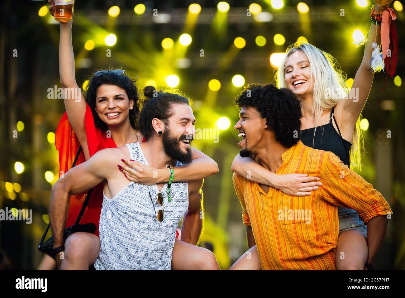 Fröhliche junge Gruppe von Freunden, die im Sommer Festivals besuchen Stockfoto