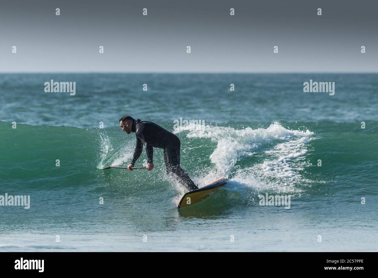 Paddelboarding am Fistral in Newquay in Cornwall. Stockfoto