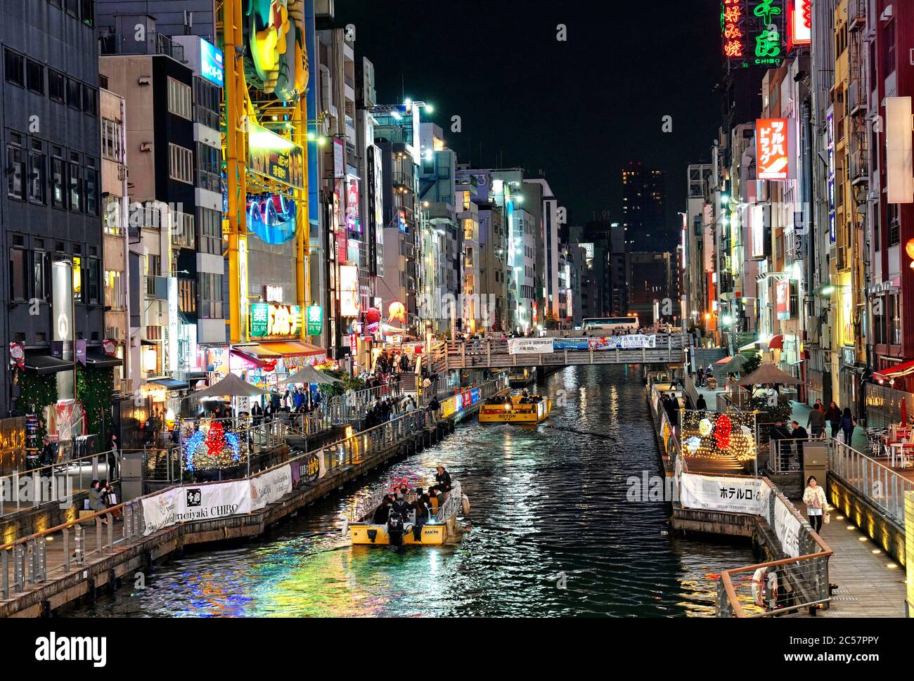 Japan, Honshu Island, Kansai, Osaka, Dotombori Viertel bei Nacht. Stockfoto