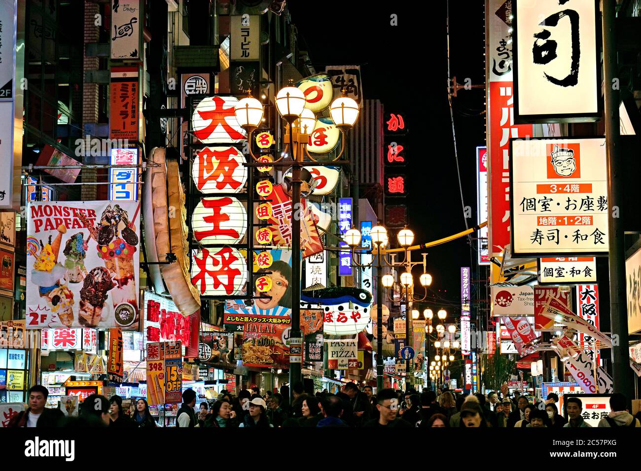 Japan, Honshu Island, Kansai, Osaka, Dotombori Viertel bei Nacht. Stockfoto