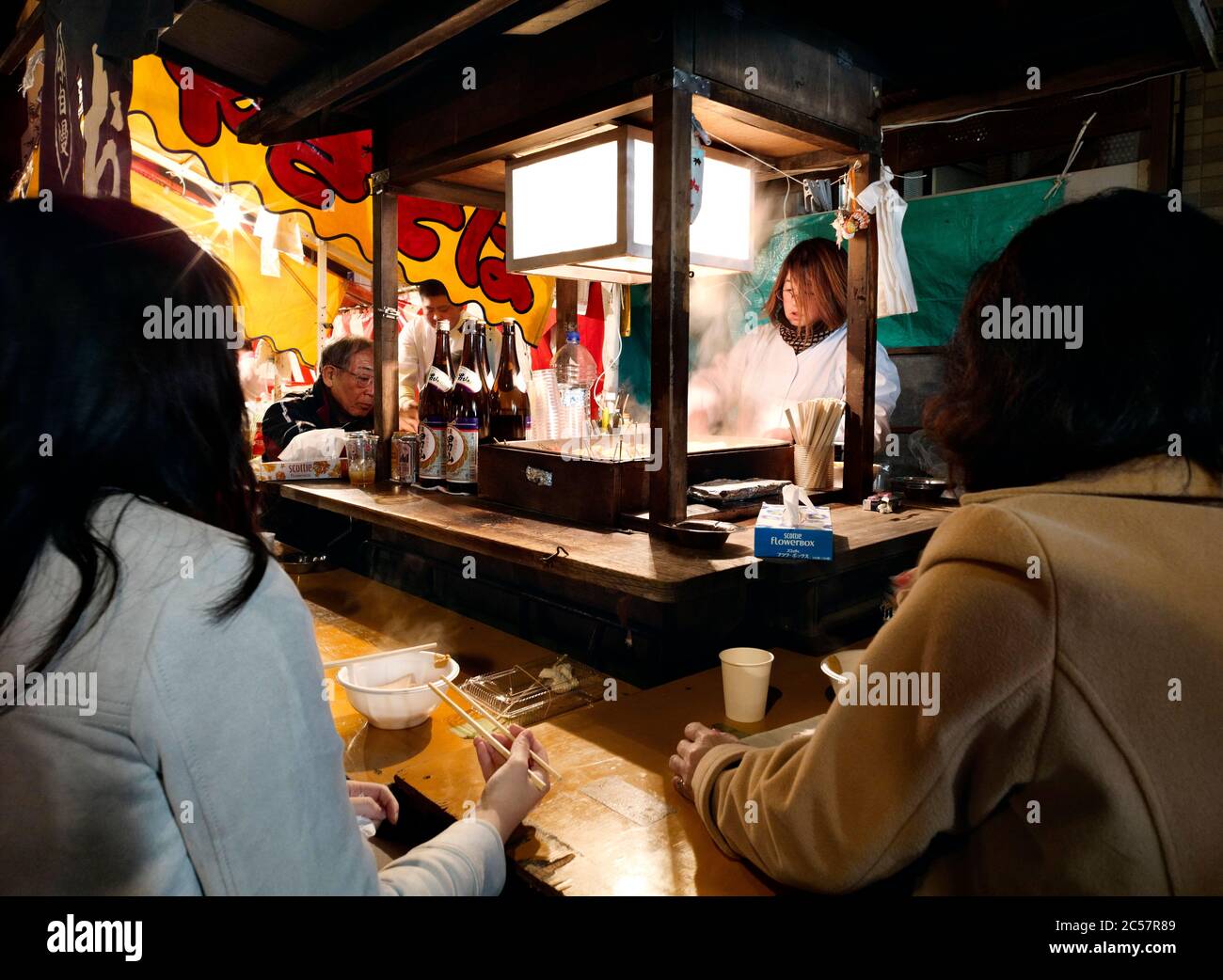Japan, Honshu Island, Kanto, Tokyo, ein Street Food Restaurant. Stockfoto
