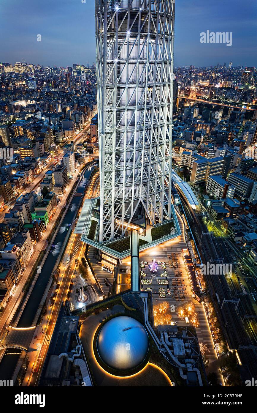 Japan, Honshu Island, Kanto, Tokyo, Blick auf den Tokyo Skytree in der Abenddämmerung. Stockfoto