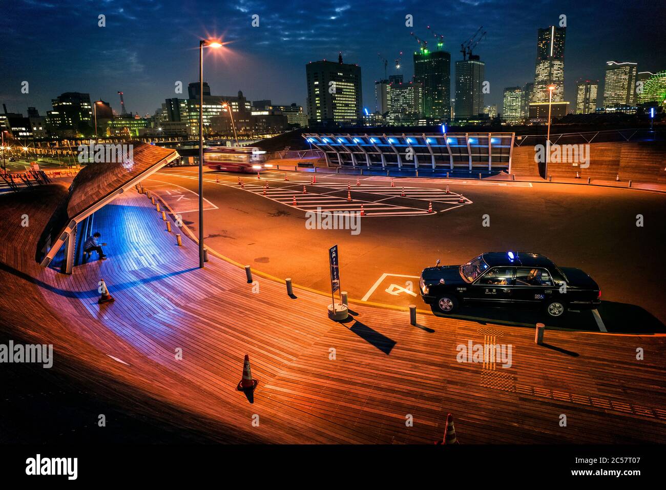 Japan, Honshu Insel, Kanto, Yokohama, der Parkplatz vor dem Pier. Stockfoto
