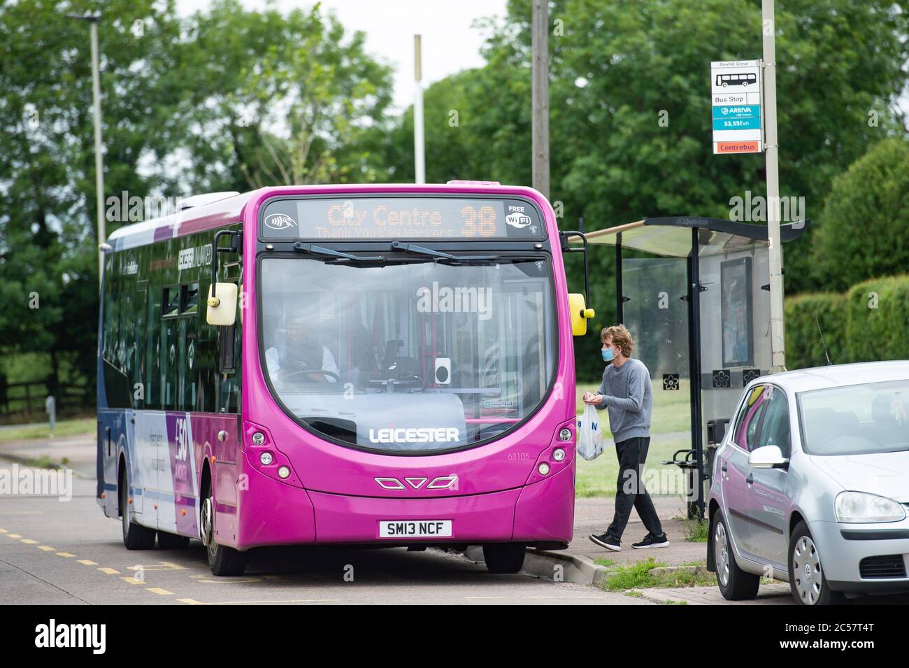 Eine Person, die eine Schutzwand trägt, fährt an Bord eines Busses auf Bowhill Grove in Leicester, wo die örtlich begrenzte Sperrgrenze durchbricht. Nach einem Anstieg der Coronavirus-Fälle in der Stadt wurde eine lokale Sperre verhängt. Stockfoto