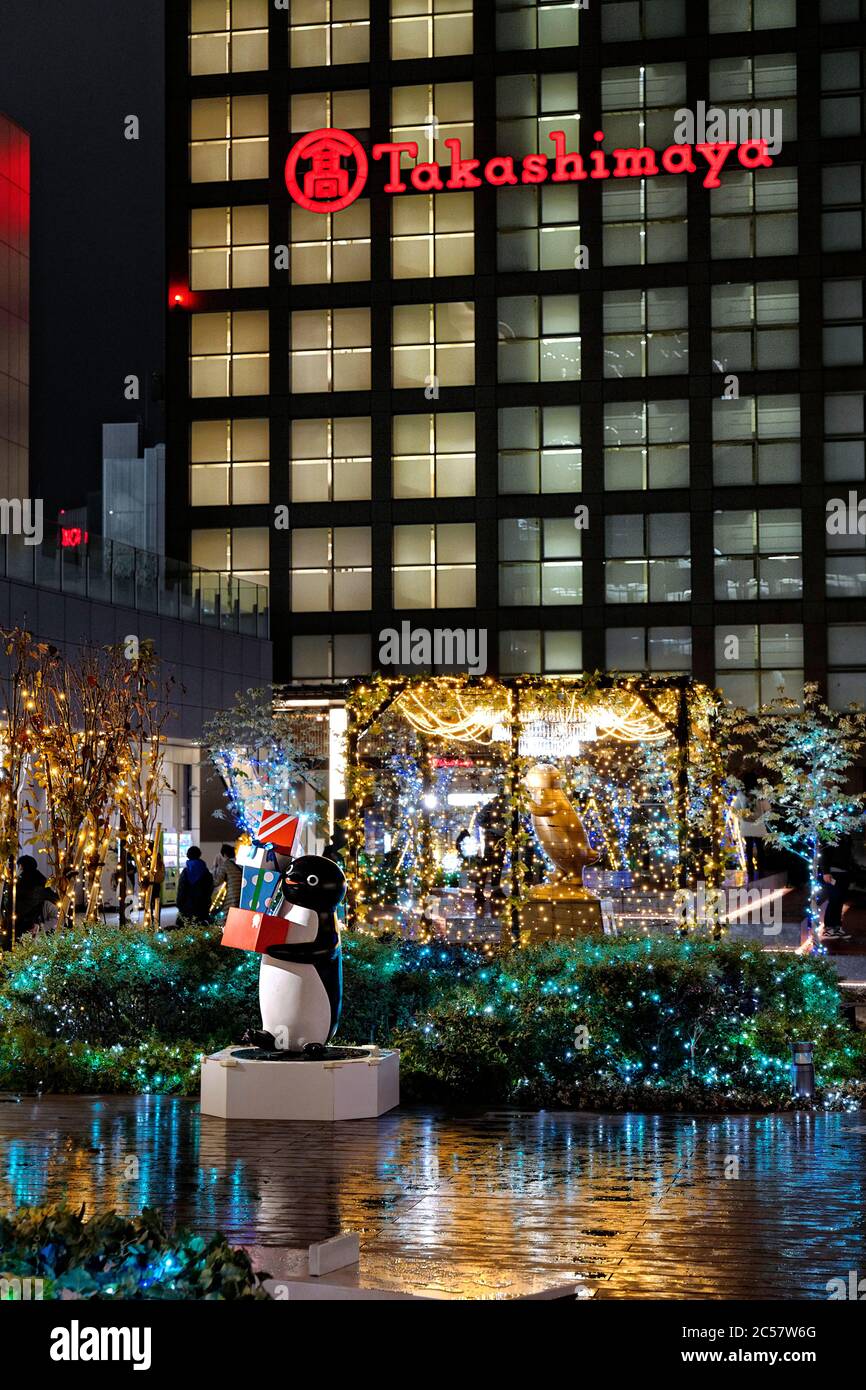 Japan, Honshu Island, Kanto, Tokio, Weihnachtsbeleuchtung an der Terrasse Shinjuku Station. Stockfoto