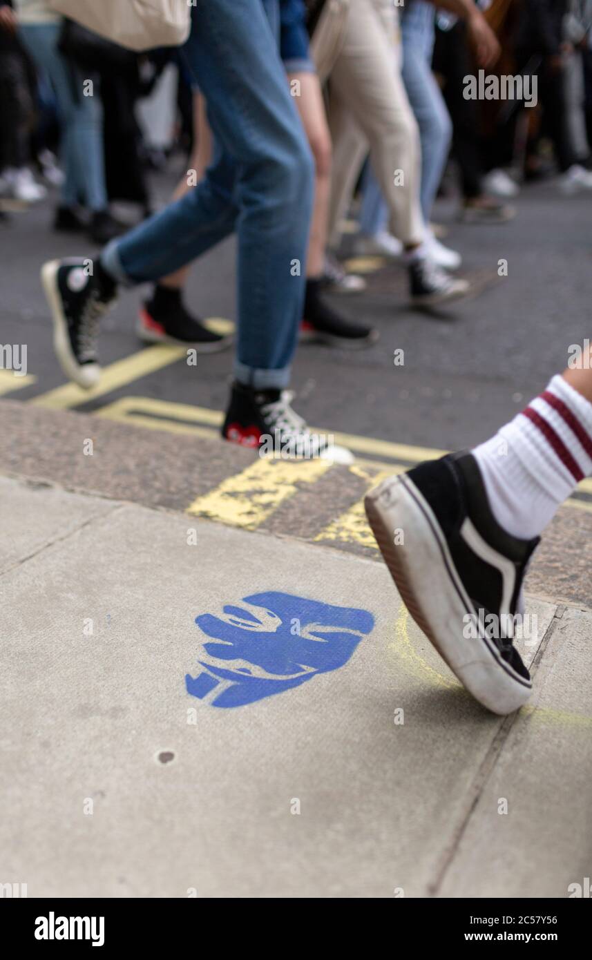 Graffiti-Schablone einer Guy Fawkes Maske auf einem Fußweg, Black Lives Matter Demonstration, London, 27. Juni 2020 Stockfoto
