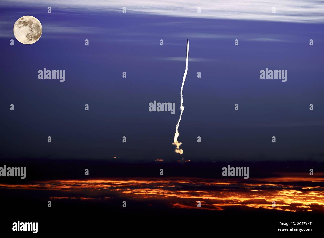Raketenstart auf den Mond in der Nacht. Reise zu den Sternen. Wissenschaft und neue Technologien. Stockfoto