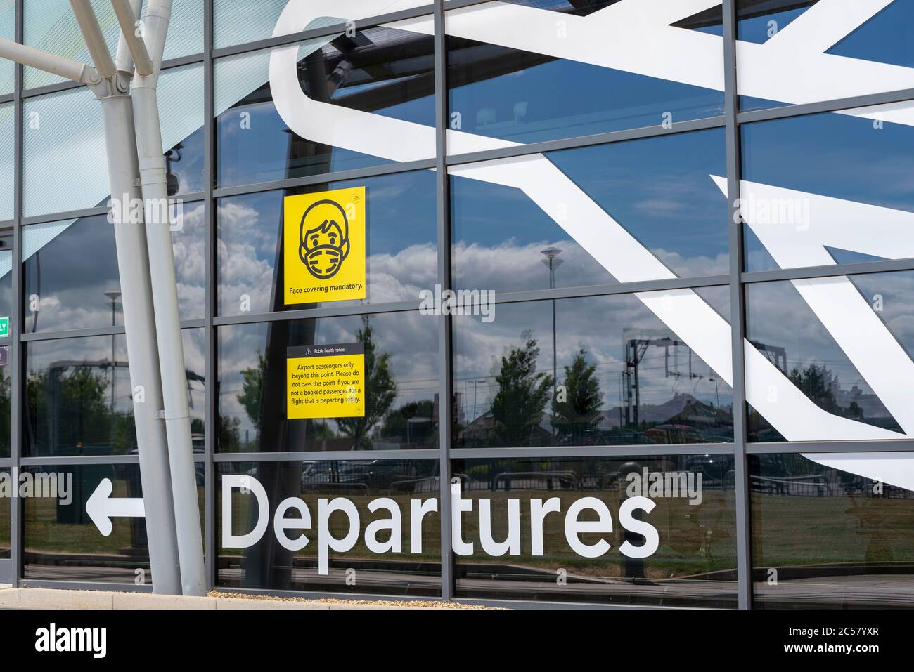 London Southend Airport, Essex, Großbritannien. Juli 2020. Ryanair-Flug FR2190 soll um 13:15 Uhr vom Regionalflughafen in Southend on Sea nach Malaga an der spanischen Costa del Sol abfliegen, dem ersten Linienflug von diesem Flughafen seit dem COVID-19 Coronavirus, der Anfang März mit der Wiedereröffnung der britischen Flughäfen begonnen hat. Passagiere, die für den Flug ankommen, müssen sich bei der Ankunft am Flughafenterminal an strenge Richtlinien halten, die das Tragen von Gesichtsmasken beinhalten und für den Flug und die Ankunft in Spanien erforderlich sind. Warnhinweise Stockfoto