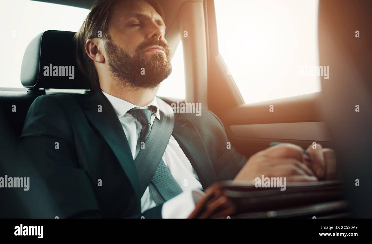 Geschäftsmann sitzend Auto, geschlossene Augen Stockfoto