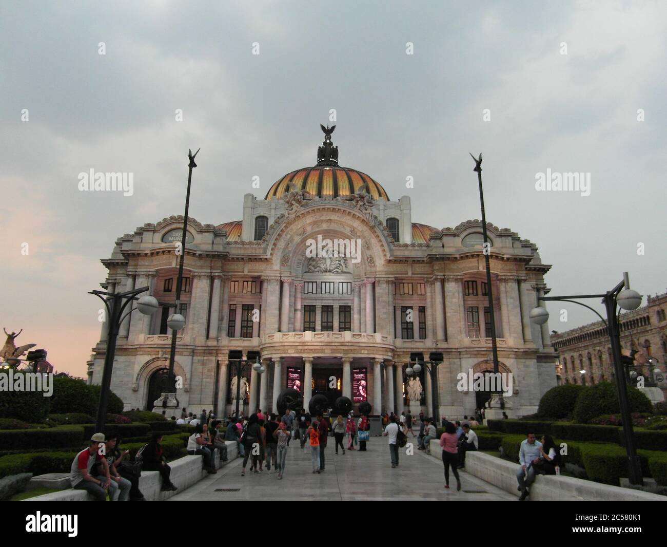 Mexiko Stadt ist lebendig und sehr schön! Ungewöhnliche Architektur Lateinamerikas, spanische Motive und wunderschöne Straßen. Kein Filter Stockfoto Mexiko Stadt ist lebendig und sehr schön! Ungewöhnliche Architektur Lateinamerikas, spanische Motive und wunderschöne Straßen. Kein Filter Stockfoto