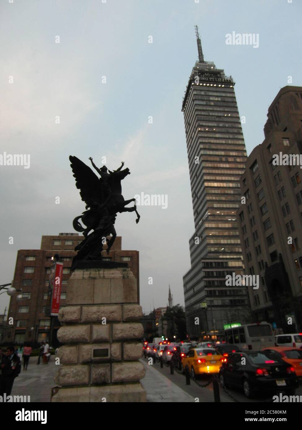 Mexiko Stadt ist lebendig und sehr schön! Ungewöhnliche Architektur Lateinamerikas, spanische Motive und wunderschöne Straßen. Kein Filter Stockfoto Mexiko Stadt ist lebendig und sehr schön! Ungewöhnliche Architektur Lateinamerikas, spanische Motive und wunderschöne Straßen. Kein Filter Stockfoto