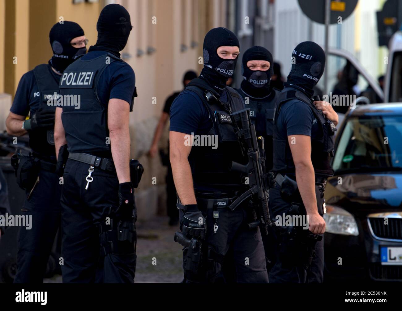 Leipzig, Deutschland. Juli 2020. Polizei und Zoll haben seit heute Morgen mit einer großen Operation auf einer Baustelle gegen Schmuggler vorgeht. Sie vermuten den Schmuggel von Ausländern und eine Beschäftigung ohne Arbeitserlaubnis. Quelle: Hendrik Schmidt/dpa-Zentralbild/dpa/Alamy Live News Stockfoto