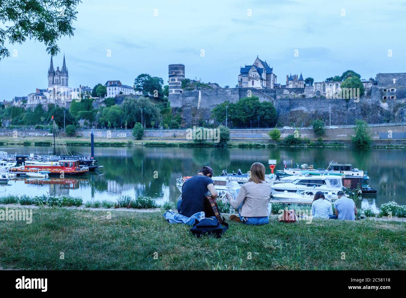 Frankreich, Maine et Loire, Angers, Jugendliche am Ufer des Maine Flusses, Blick auf das Chateau d'Angers vom Port de la Savatte // Frankreich, Maine-et Stockfoto