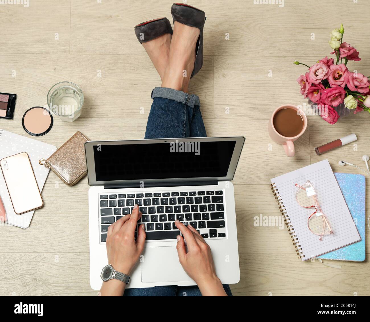 Mädchen arbeitet an einem Laptop, Draufsicht. Blogger-Konzept Stockfoto