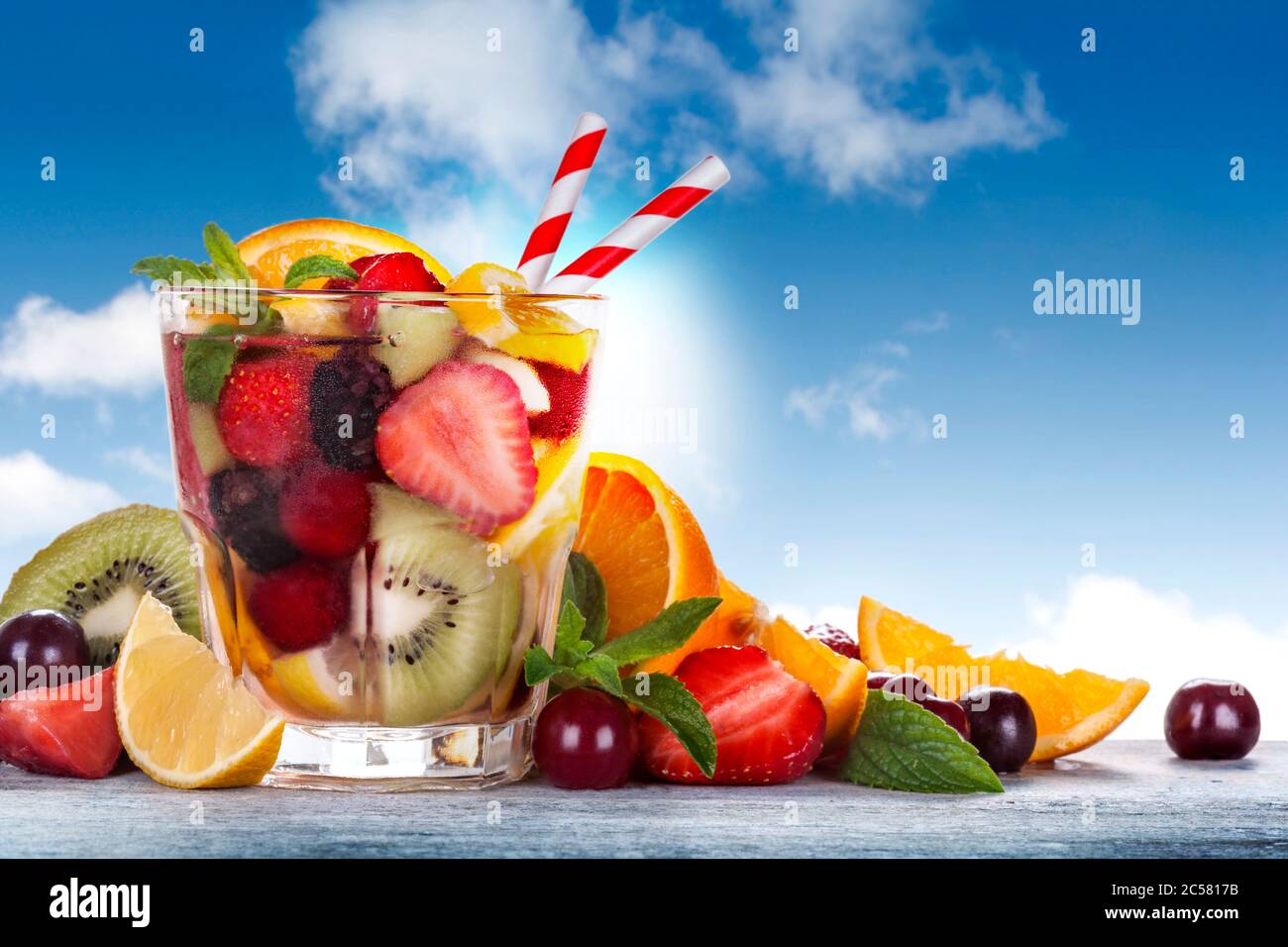 Ein Glas gefüllt mit einer Mischung aus sommerlichen frischen Früchten. Detox und eine antioxidative Ernährung. Das Konzept der gesunden Ernährung und Lebensstil. Stockfoto