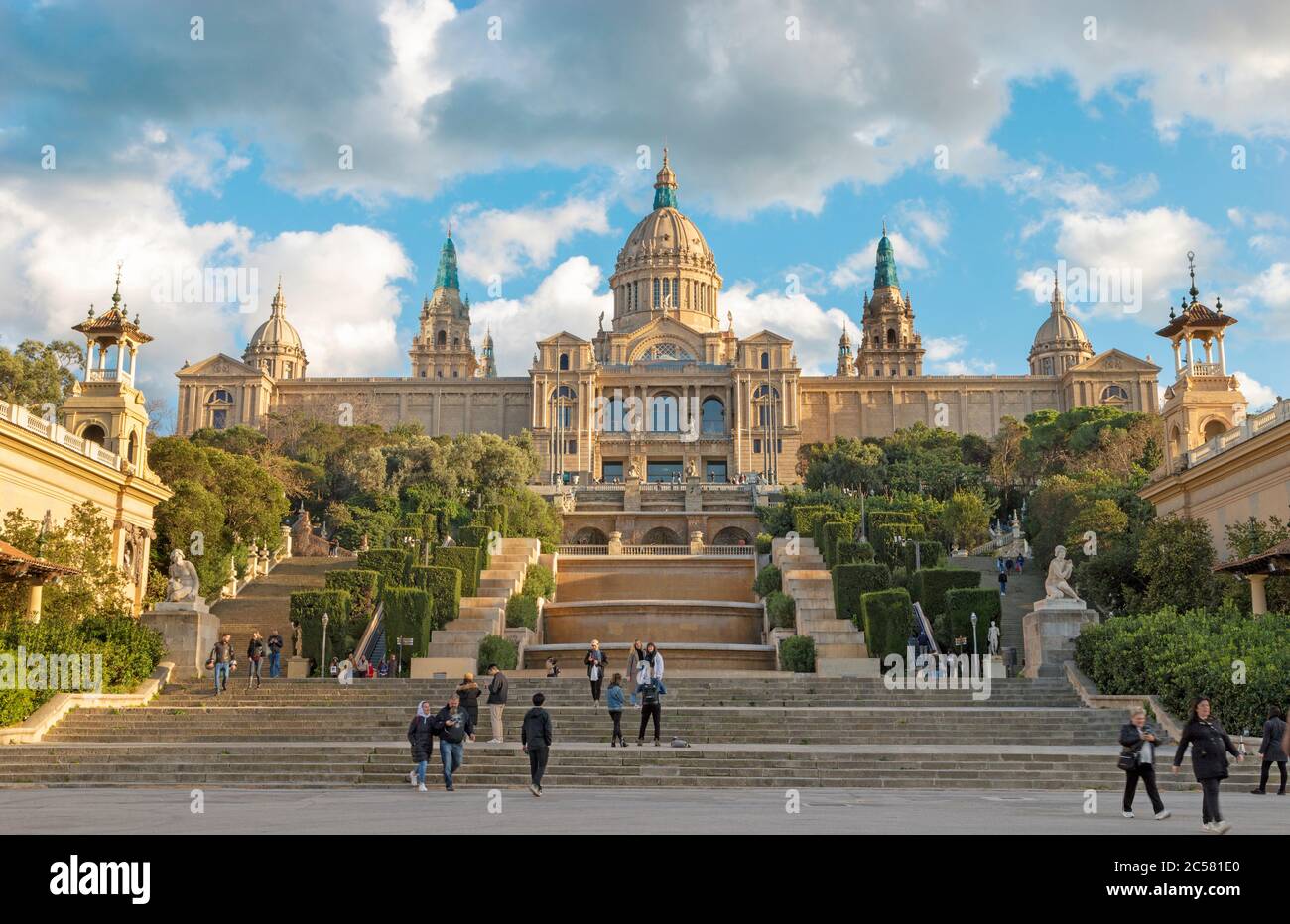 BARCELONA, SPANIEN - 3. MÄRZ 2020: Der Palast Real von der Plaza Espana bei Abendlicht. Stockfoto