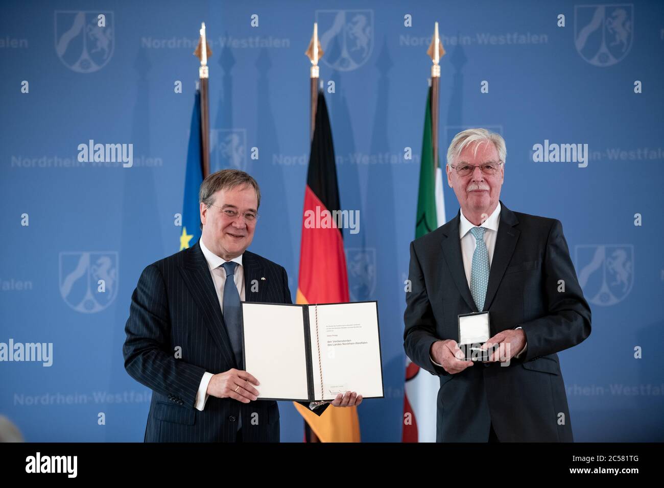 Düsseldorf, Deutschland. Juli 2020. Dieter Philipp erhält den Befehl von Ministerpräsident Armin Laschet (CDU). Dieter Philipp war von 1995 bis 1997 stellvertretender Vorsitzender der Handwerkskammer Westdeutschland und war unter anderem an der Einrichtung der "Zentralstelle für die Weiterbildung im Handwerk" in Düsseldorf beteiligt. Ministerpräsident Laschet würdigt mit dem Verdienstorden des Landes Nordrhein-Westfalen zehn Persönlichkeiten für ihre Verdienste um das Gemeinwohl. Quelle: Fabian Strauch/dpa/Alamy Live News Stockfoto