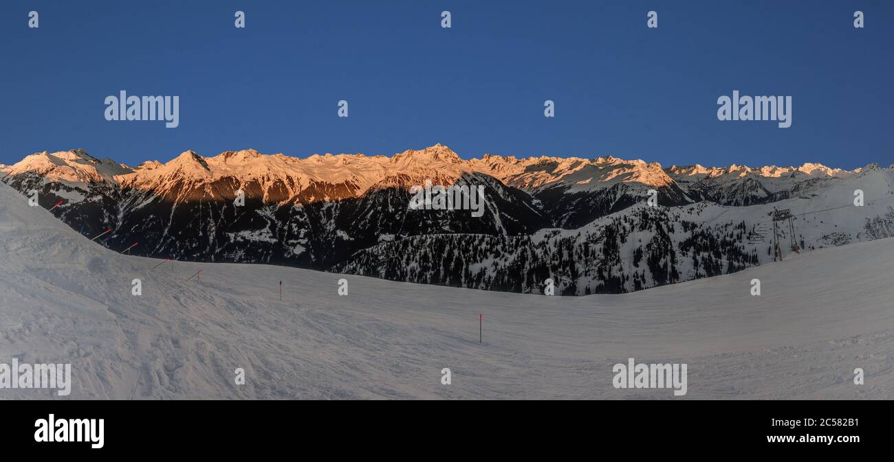 Panoramabild des Montafon Skigebietes in Österreich mit blauem Himmel Stockfoto