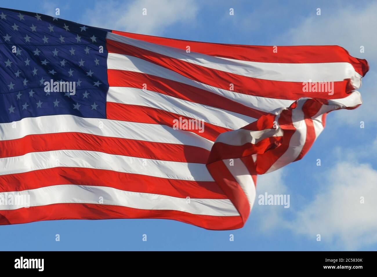 Amerikanische USA-Flagge auf einem Fahnenmast winkend im Wind Stockfoto