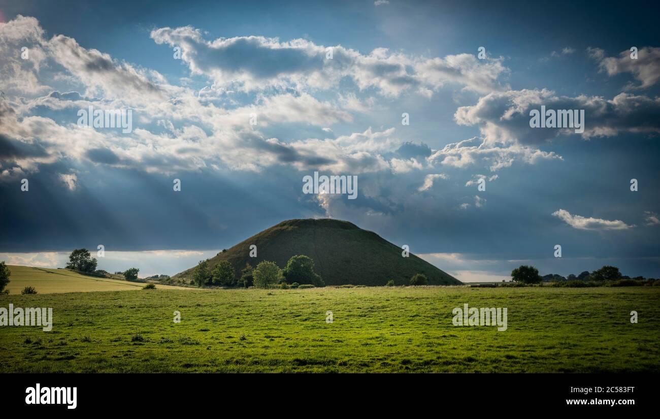 Silbury Hill Neolithischer, künstlich angesetzter Hügel in der Nähe von Avebury, Wiltshire, Großbritannien Stockfoto