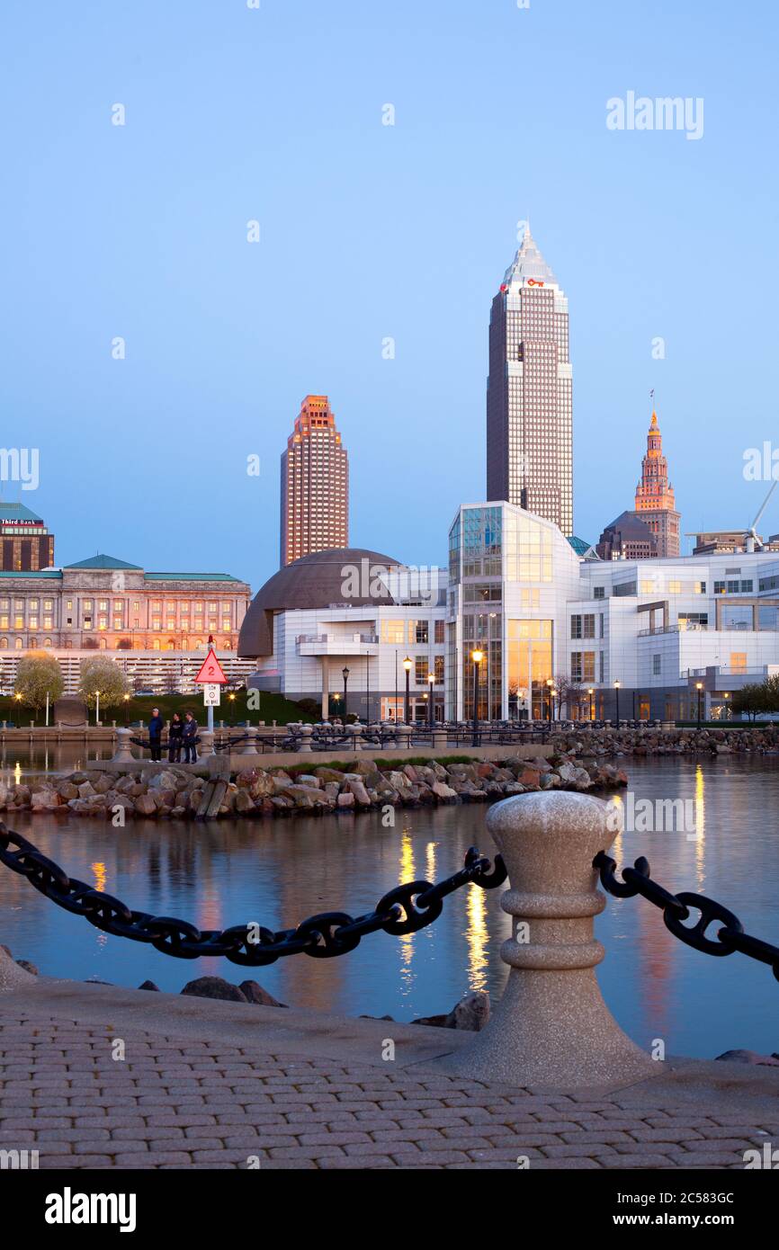Cleveland, Ohio, Vereinigte Staaten von Amerika - Great Lakes Science Center Gebäude und Skyline der Innenstadt bei Dämmerung. Stockfoto
