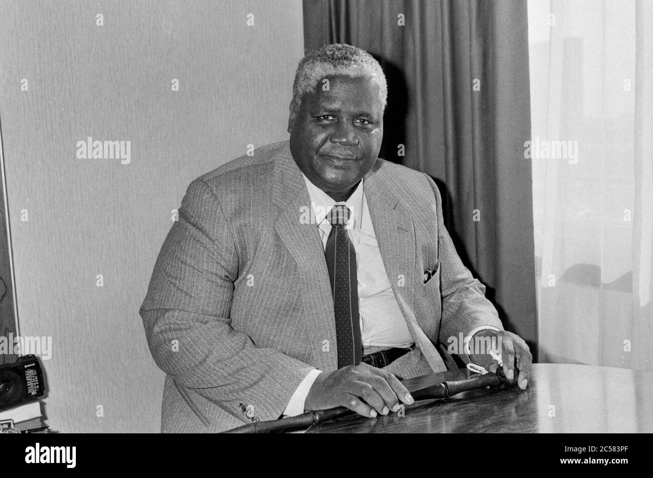 Der Vizepräsident von Simbabwe Joshua Nkomo, der im April 1984 am Londoner Flughafen Heathrow ankommt. Stockfoto