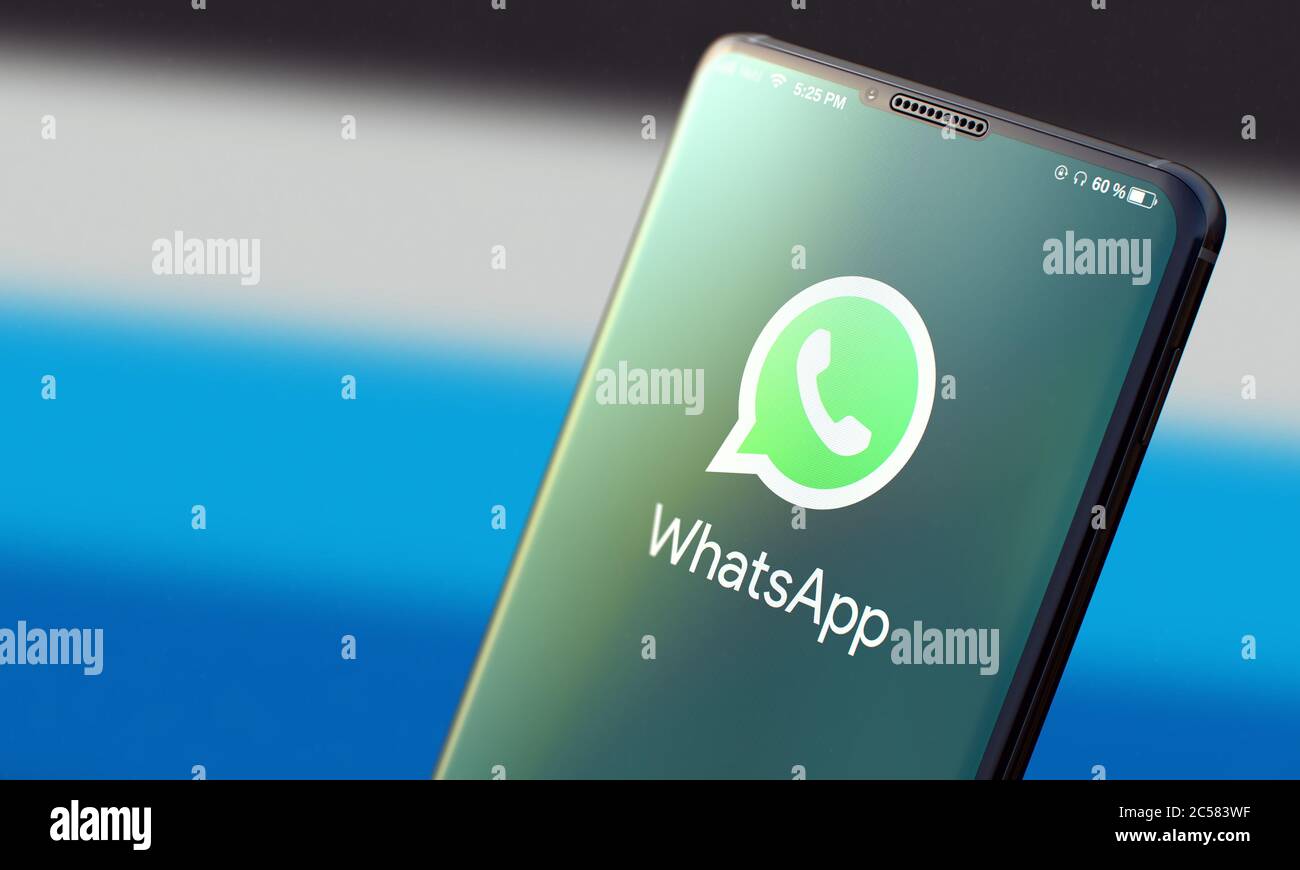 KIEW, UKRAINE-JUNI 2020: WHATSAPP. Studio-Aufnahme des Mobiltelefons mit Whatsapp Mobile Anwendung auf Unwaschung zurück. Stockfoto