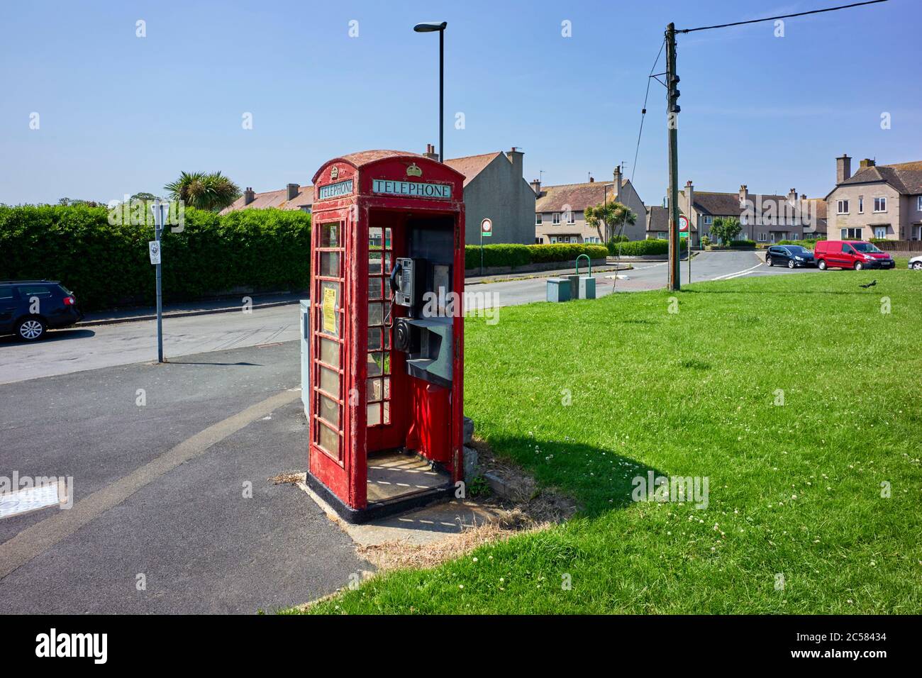 Traditionelle rote Telefonbox mit fehlender Tür in Castletown, Isle of man Stockfoto