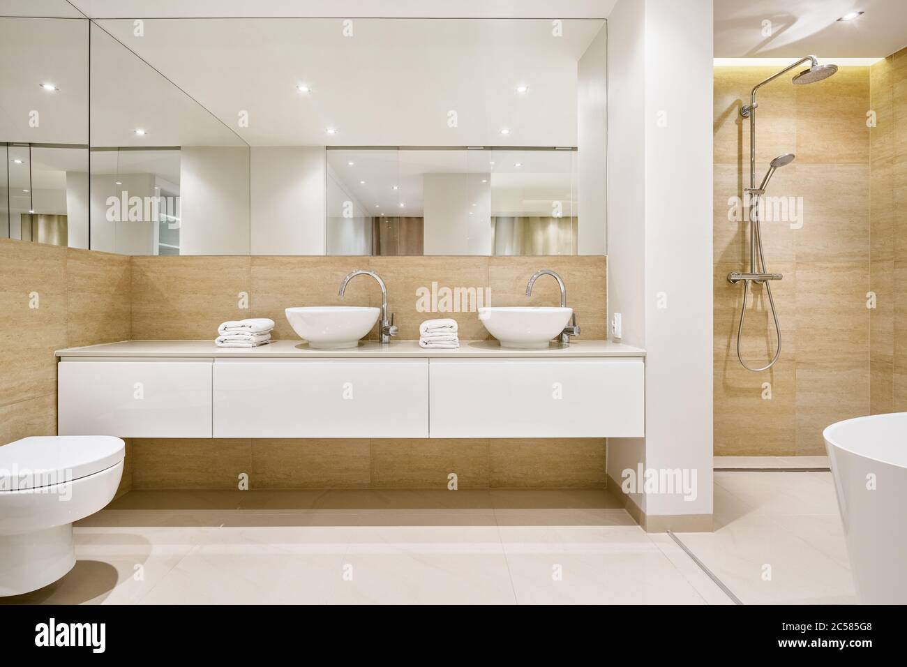 Elegantes badezimmer -Fotos und -Bildmaterial in hoher Auflösung – Alamy