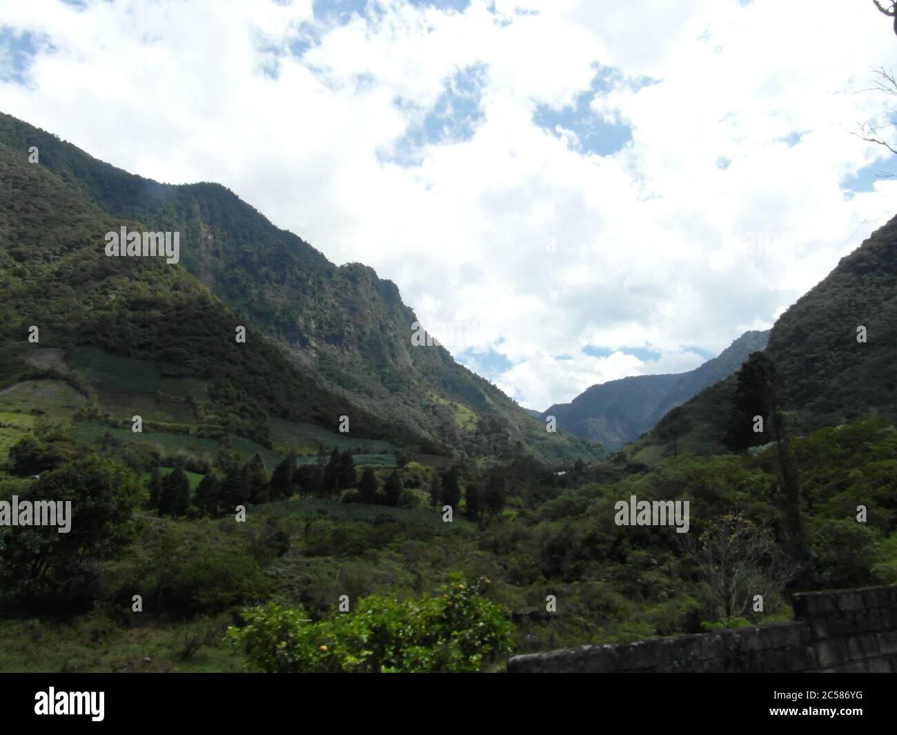 Atemberaubende Berge in Banos und das berühmte "Baumhaus". Casa de Arbol, Ecuador Stockfoto Atemberaubende Berge in Banos und das berühmte "Baumhaus". Casa de Arbol, Ecuador Stockfoto