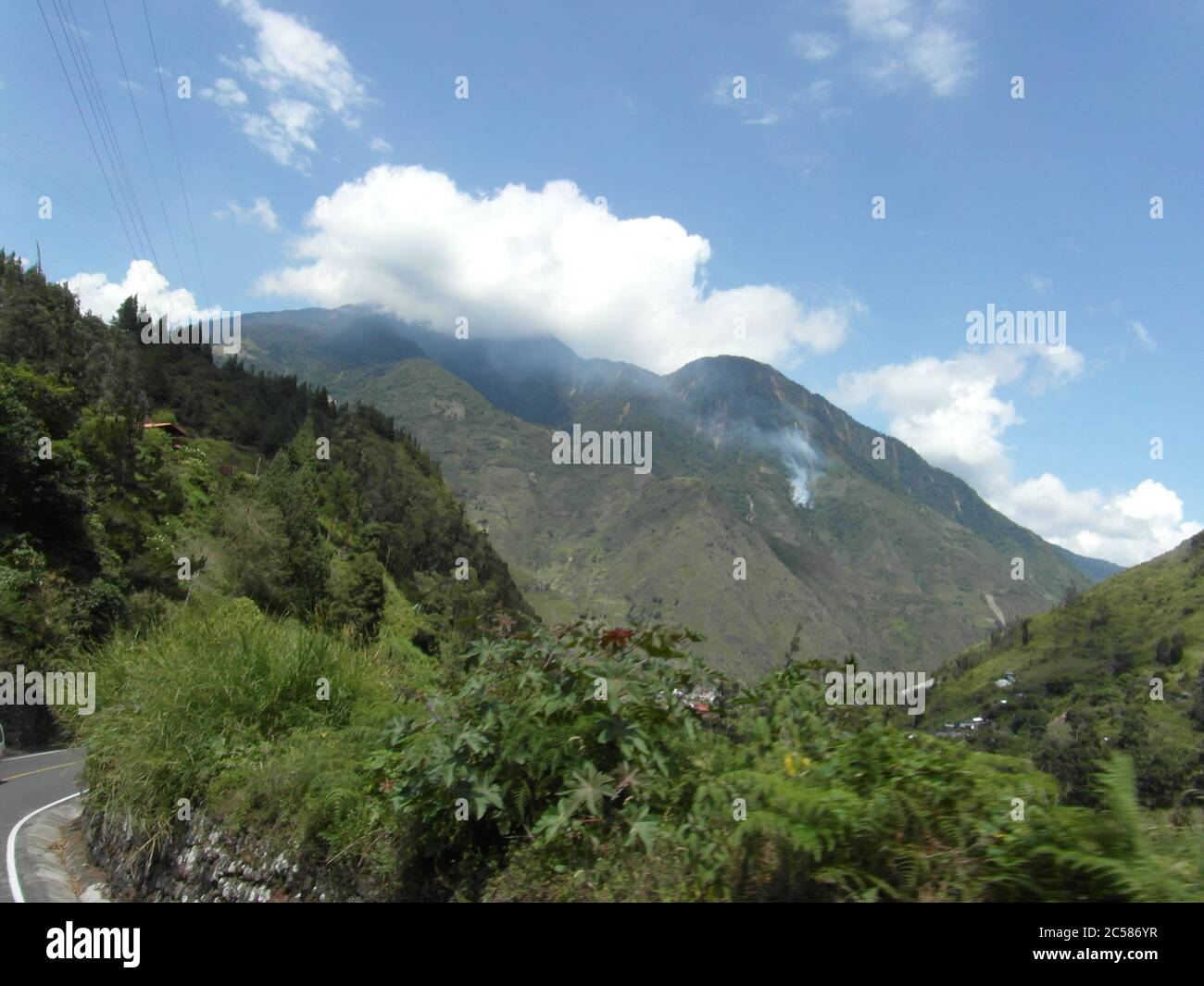 Atemberaubende Berge in Banos und das berühmte "Baumhaus". Casa de Arbol, Ecuador Stockfoto Atemberaubende Berge in Banos und das berühmte "Baumhaus". Casa de Arbol, Ecuador Stockfoto