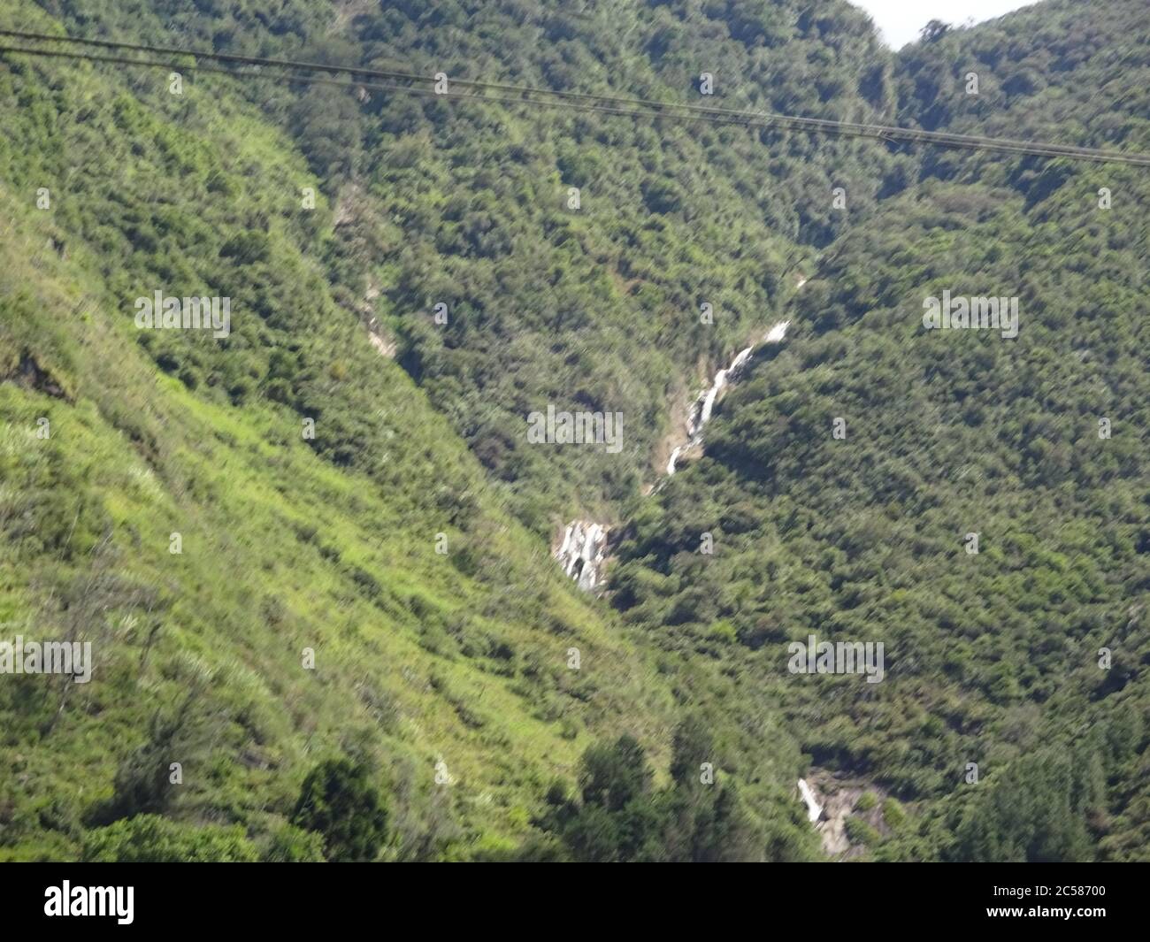 Atemberaubende Berge in Banos und das berühmte "Baumhaus". Casa de Arbol, Ecuador Stockfoto