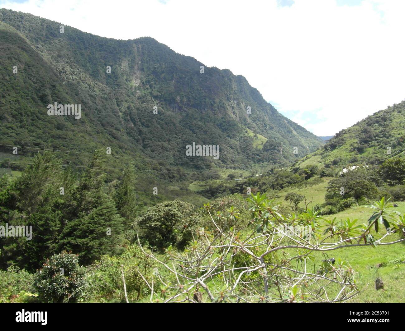 Atemberaubende Berge in Banos und das berühmte "Baumhaus". Casa de Arbol, Ecuador Stockfoto Atemberaubende Berge in Banos und das berühmte "Baumhaus". Casa de Arbol, Ecuador Stockfoto