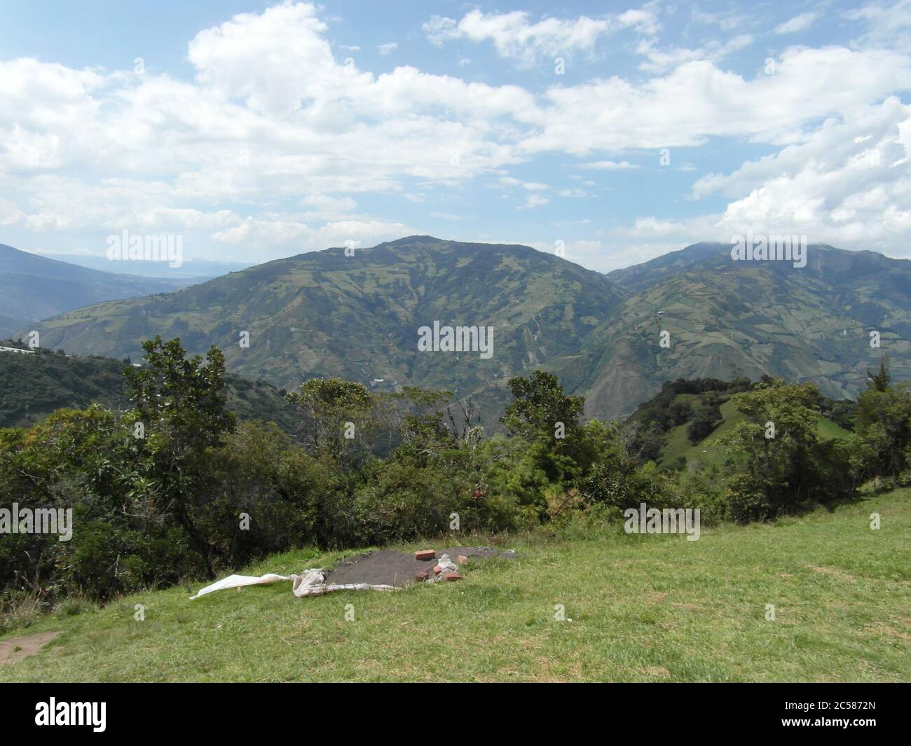 Atemberaubende Berge in Banos und das berühmte "Baumhaus". Casa de Arbol, Ecuador Stockfoto Atemberaubende Berge in Banos und das berühmte "Baumhaus". Casa de Arbol, Ecuador Stockfoto