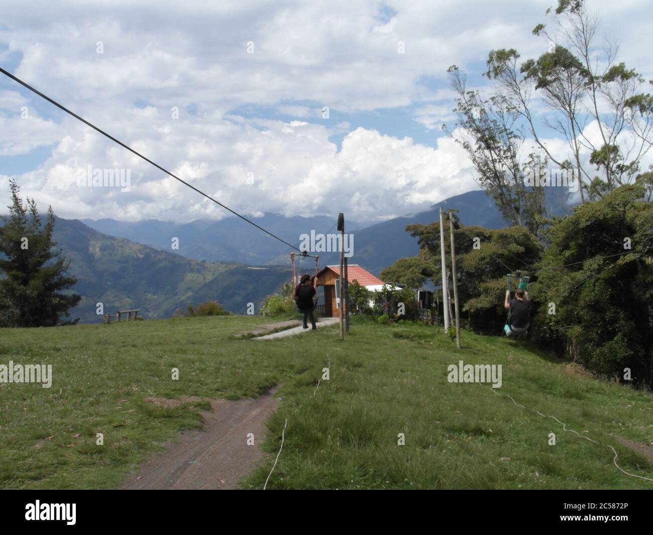 Atemberaubende Berge in Banos und das berühmte "Baumhaus". Casa de Arbol, Ecuador Stockfoto Atemberaubende Berge in Banos und das berühmte "Baumhaus". Casa de Arbol, Ecuador Stockfoto