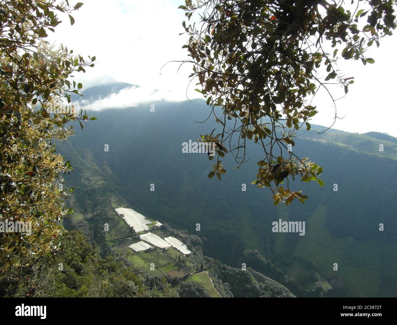 Atemberaubende Berge in Banos und das berühmte "Baumhaus". Casa de Arbol, Ecuador Stockfoto Atemberaubende Berge in Banos und das berühmte "Baumhaus". Casa de Arbol, Ecuador Stockfoto