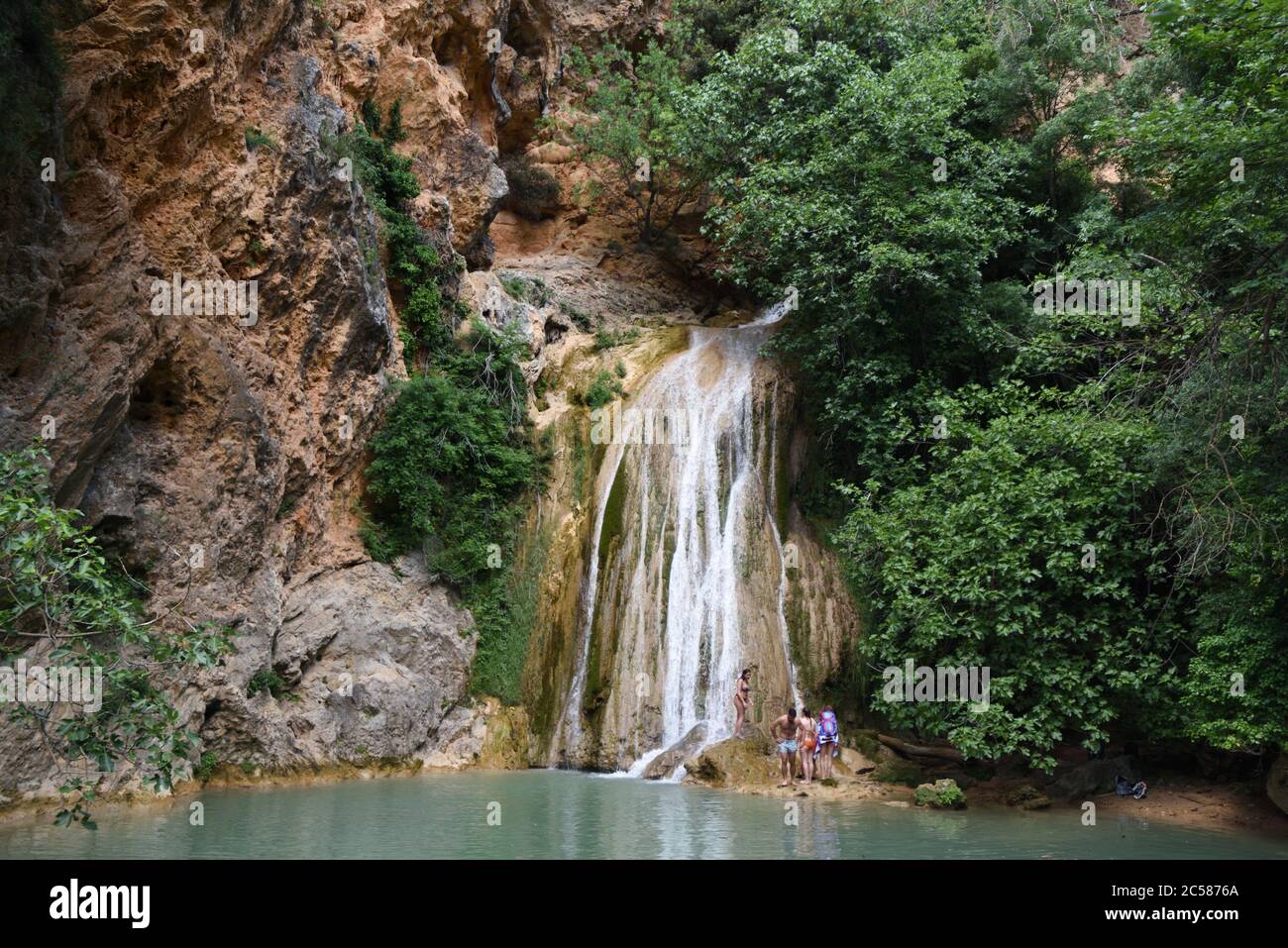 Touristen unter dem Wasserfall Cascade des Carmes oder Carmes im Naturschutzgebiet Vallon des Carmes oder Carmes Tal Barjols Var Provence Frankreich Stockfoto