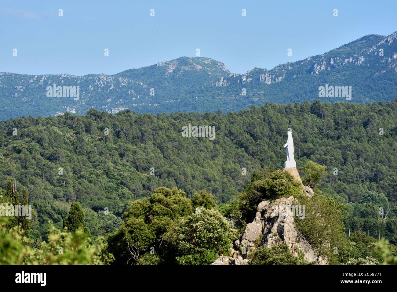 Statue von La Vierge du Rocher oder Jungfrau Maria des Felsens mit Blick auf den Var oder mediterranen Wald Tourves Var Provence Frankreich Stockfoto