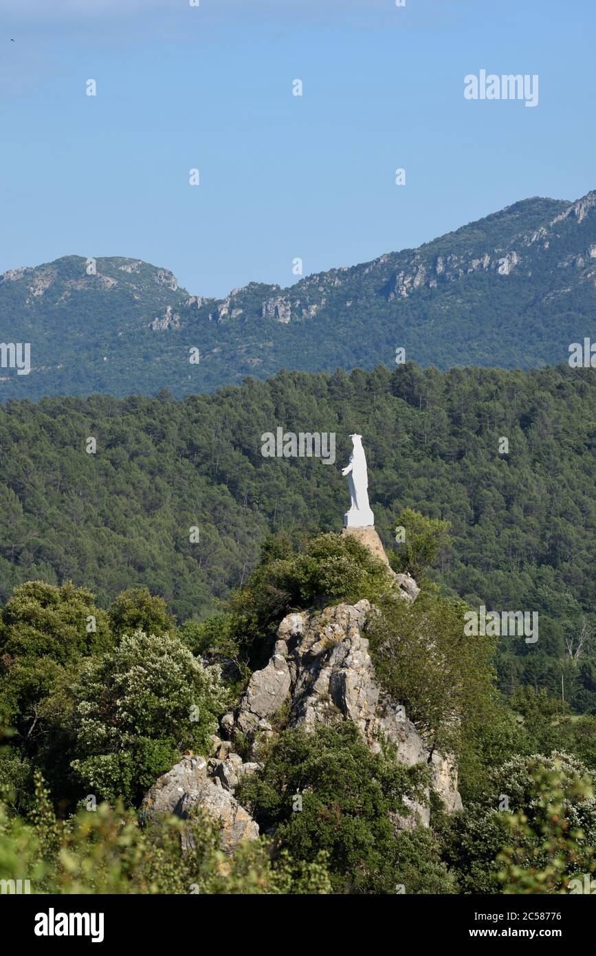 Statue von La Vierge du Rocher oder Jungfrau Maria des Felsens mit Blick auf den Var oder mediterranen Wald Tourves Var Provence Frankreich Stockfoto