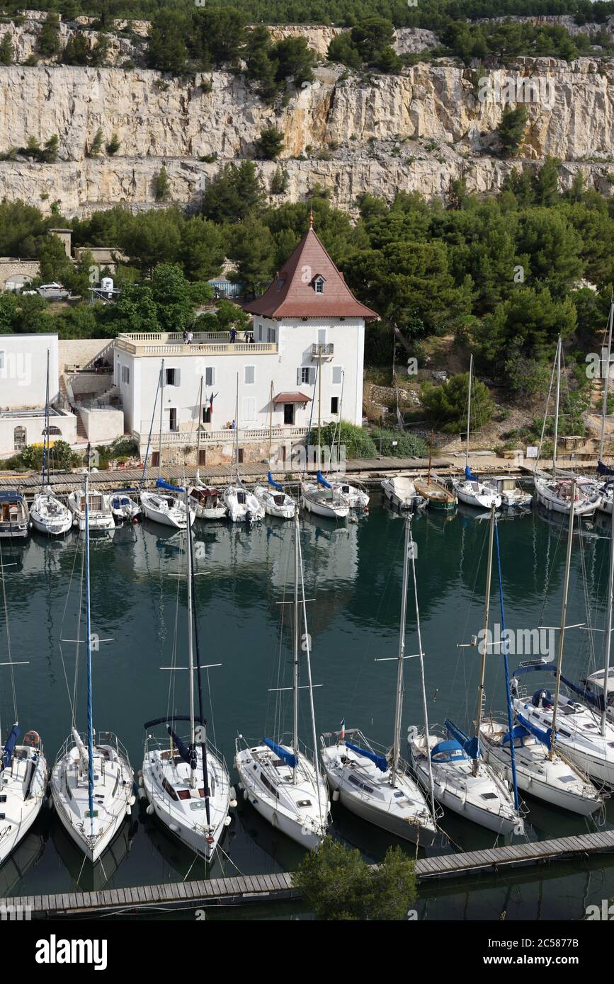 Kapitänsgalerie im historischen Schloss, Yacht Club & festgetäute Yachten in Calanque de Port-Miou Calanques Nationalpark Cassis Provence Frankreich Stockfoto