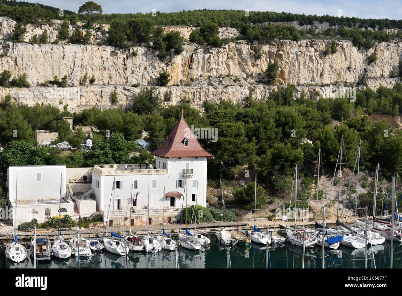 Kapitänsgalerie im historischen Schloss, Yacht Club & festgetäute Yachten in Calanque de Port-Miou Calanques Nationalpark Cassis Provence Frankreich Stockfoto