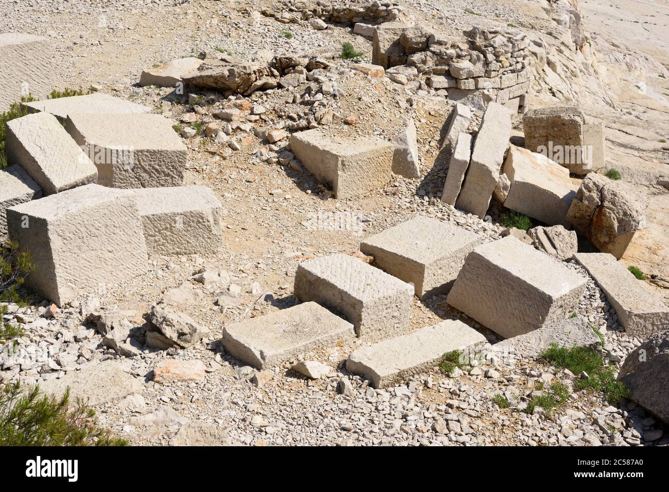 Cut Blöcke aus Stein liegen in ehemaligen Steinbruch an der Küste im Clanques Nationalpark Cassis Provence Frankreich Stockfoto