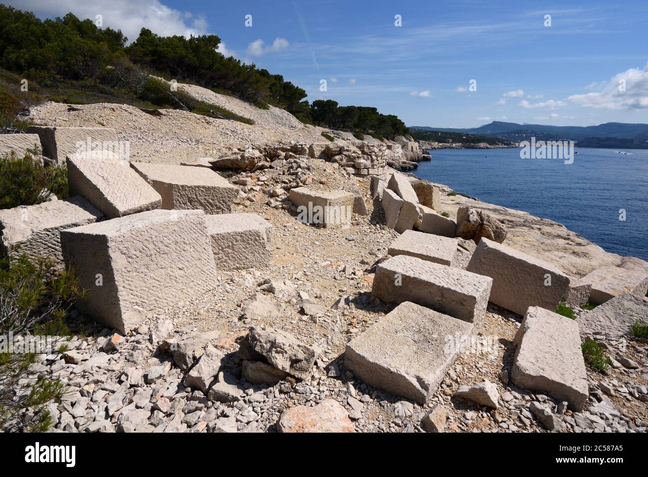 Cut Blöcke aus Stein liegen in ehemaligen Steinbruch an der Küste im Clanques Nationalpark Cassis Provence Frankreich Stockfoto