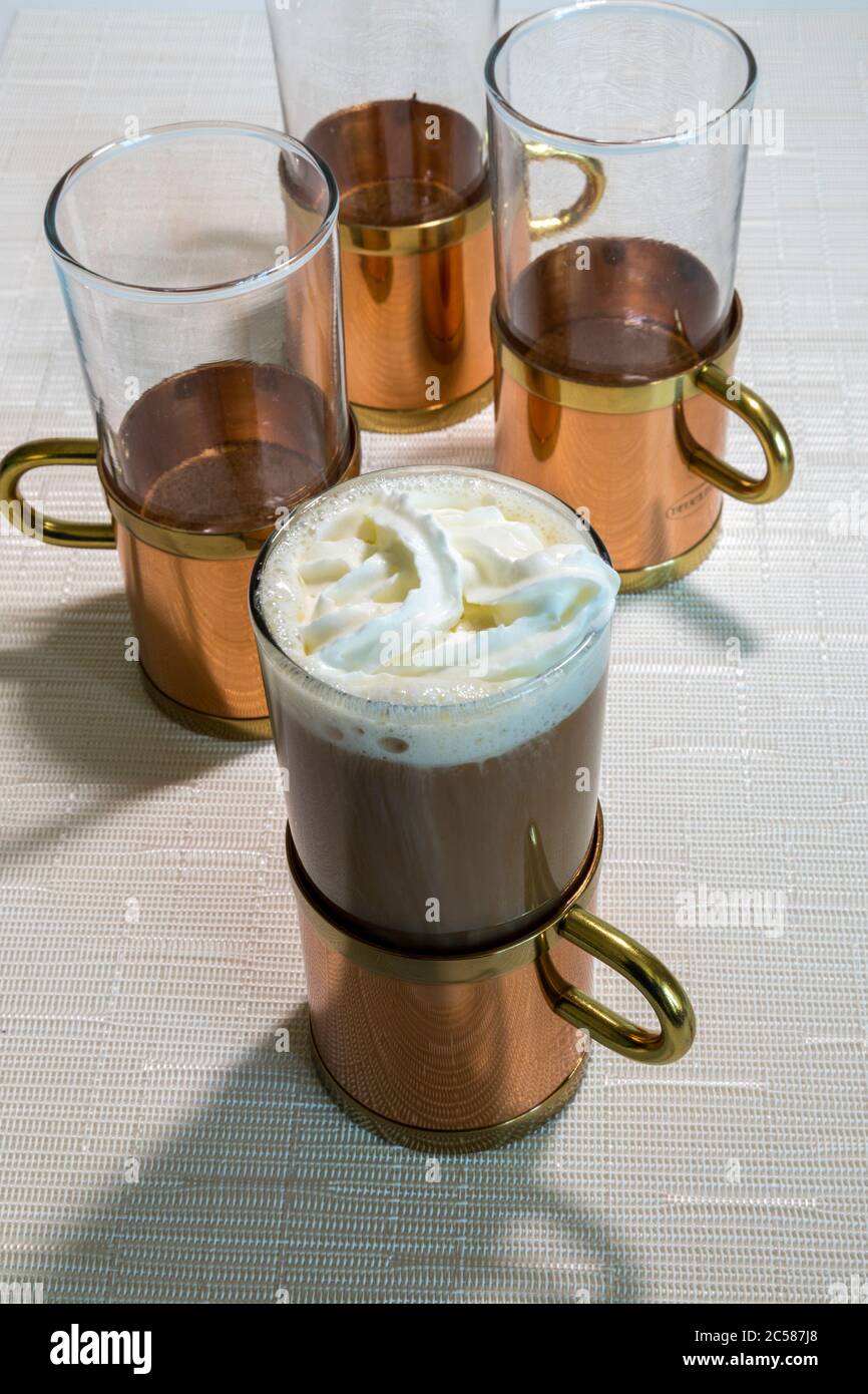 Stillleben von hausgemachtem Irish Coffee in einem Kupfer, Messing und Glas dekorative Tasse, USA Stockfoto