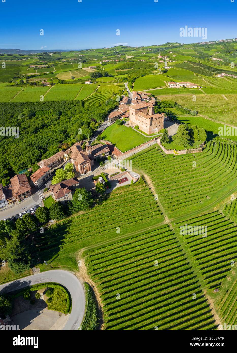 Luftaufnahme des mittelalterlichen Castello di Grinzane Cavour. Grinzane Cavour, Langhe, Piemont, Italien, Europa. Stockfoto