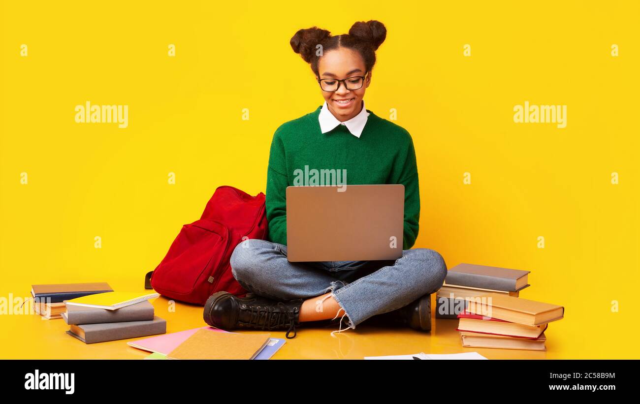 Nachdenkliche afro teen arbeiten am Computer im Studio Stockfoto