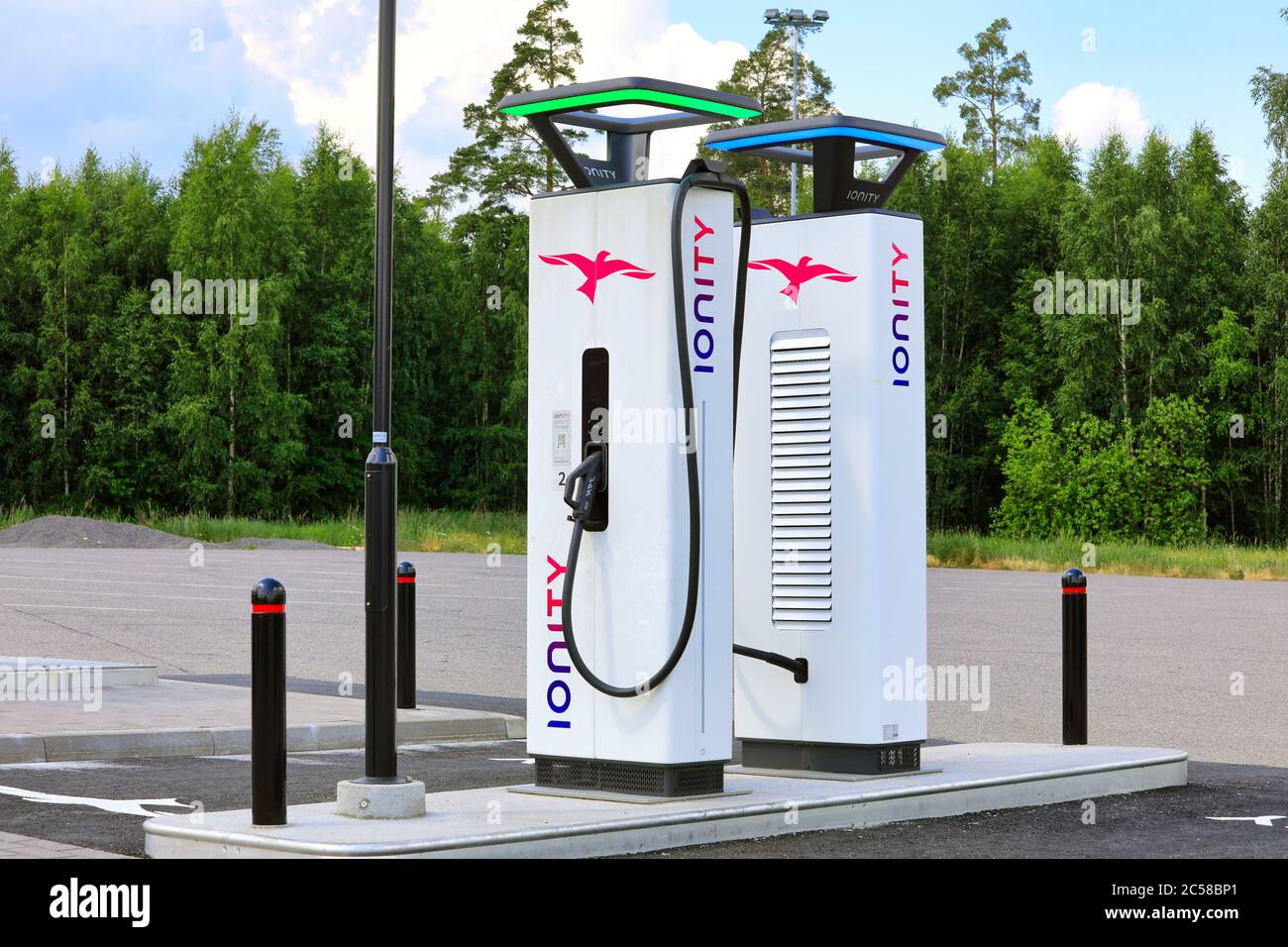 IONITY High-Power-Charging (HPC)-Einheiten für Elektrofahrzeuge. IONITY ist ein Joint Venture zur Reiseerleichterungen in Europa. Paimio, Finnland. Juni 28, 2020 Stockfoto
