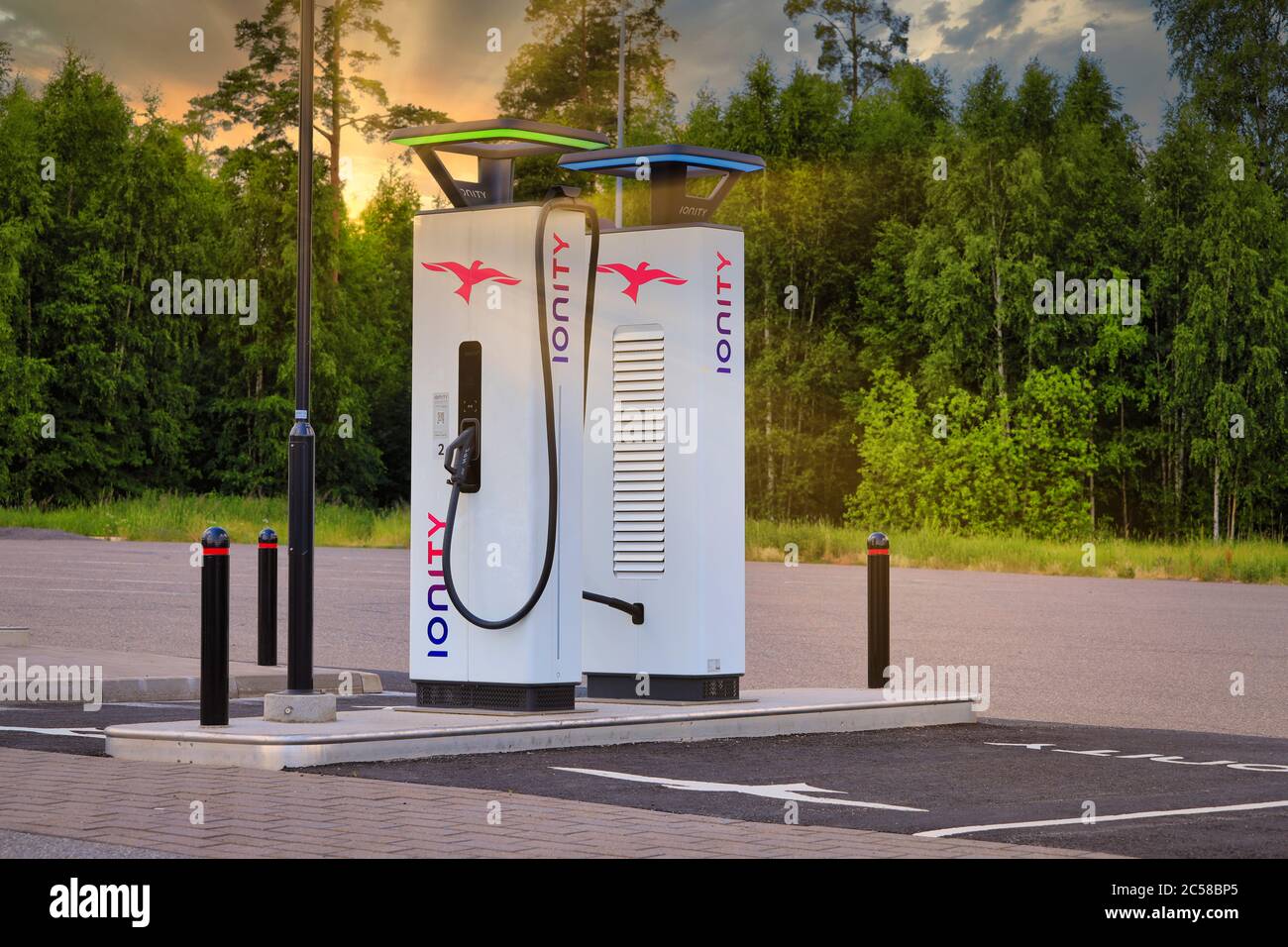 IONITY High-Power-Charging (HPC)-Einheiten für Elektrofahrzeuge. IONITY ist ein Joint Venture zur Reiseerleichterungen in Europa. Paimio, Finnland. Juni 28, 2020 Stockfoto